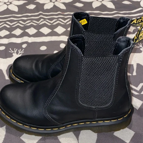 Sz 7 dr martens Chelsea boots black leather pull on - Picture 1 of 9